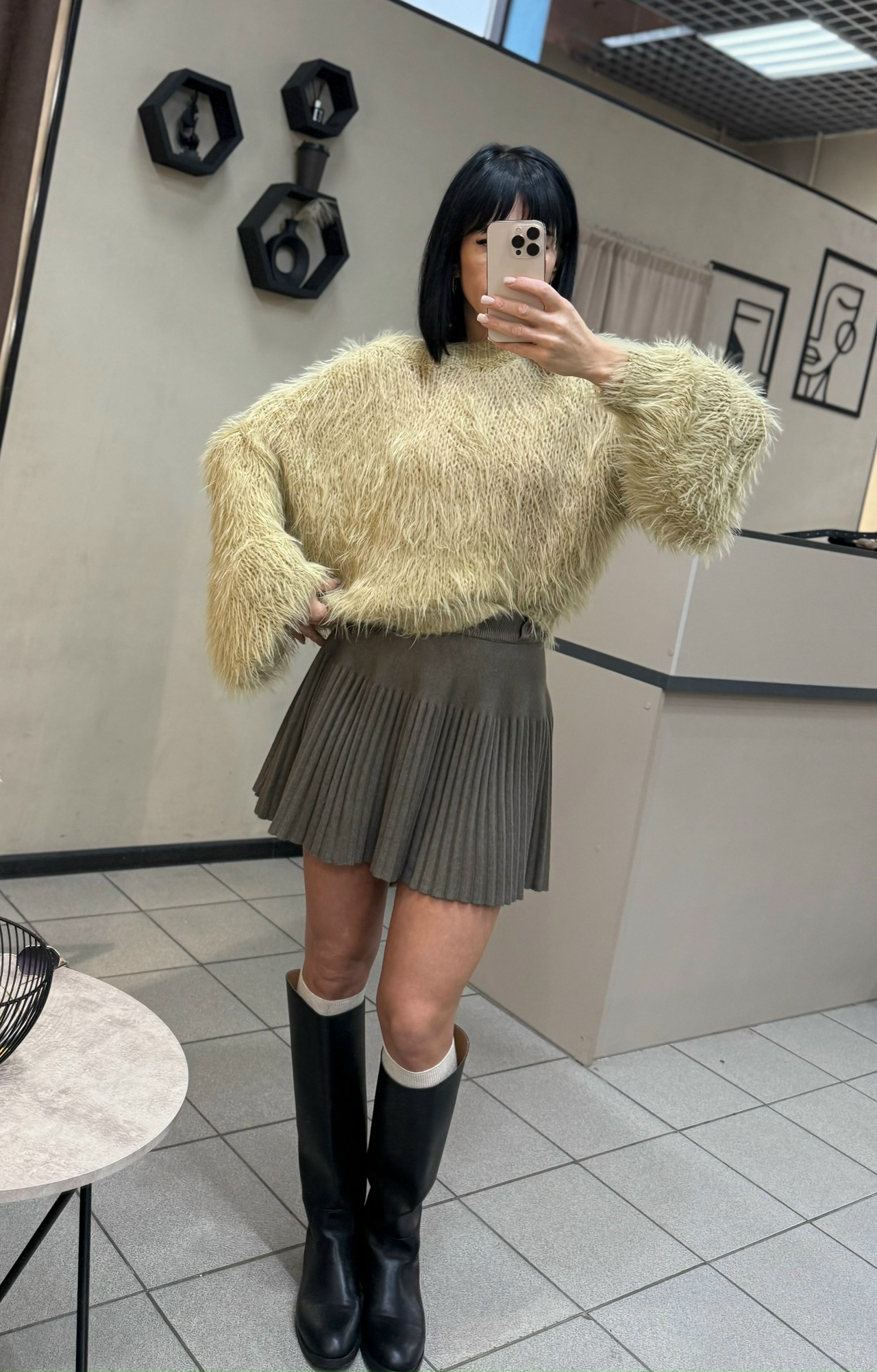 Модель в одежде из магазина Pudra.Shop